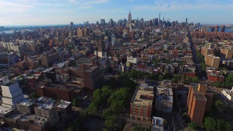 Toma-aérea-de-la-ciudad-de-Nueva-York-volando-desde-el-centro-de-Uptown-ver-el-Empire-State-Building