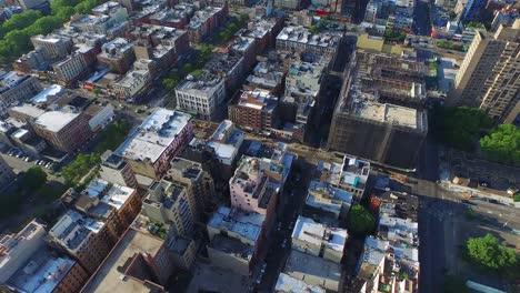 Toma-aérea-de-la-ciudad-de-Nueva-York-volando-de-izquierda-a-derecha-en-Manhattan