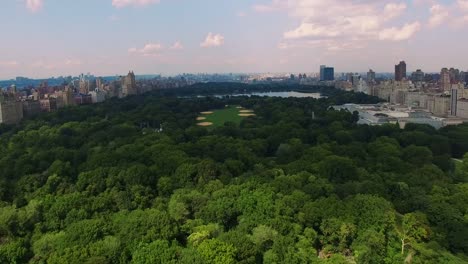 Fliegen-in-Richtung-Uptown-vom-Central-Park-entfernt