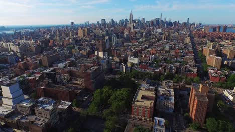 NYC-Aerial-Shot-von-der-Innenstadt-nach-Midtown-fliegen