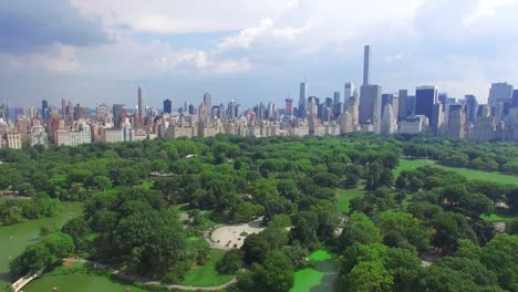 Straßenüberführung-Algen-im-Teich-im-Central-Park