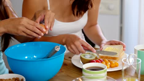 Smiling-friends-having-breakfast