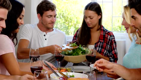 Glückliche-Freunde,-gesundes-Mittagessen-mit-Wein