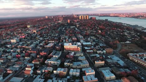 Cliffside-Park,-NJ-Luftaufnahme-von-Gebäuden-bei-Sonnenuntergang-fliegen-Uptown