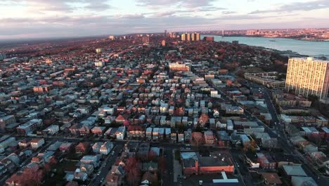 Cliffside-Park,-NJ-Flyover-Gebäude-während-des-Sonnenuntergangs-mit-einigen-Bäumen