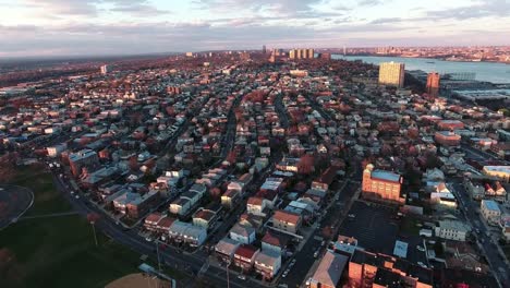 Cliffside-Park,-NJ-Luftaufnahme-von-Gebäuden-während-des-Sonnenuntergangs