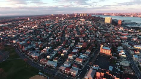 Vista-aérea-de-Cliffside-Park-NJ-de-edificios-durante-el-atardecer