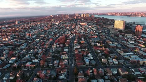 Cliffside-Park,-NJ-Flyover-Gebäude-während-des-Sonnenuntergangs