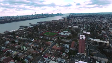 Cliffside-Park,-NJ-Flyover-Schuss-von-Gebäuden-in-Richtung-Downtown-Manhattan