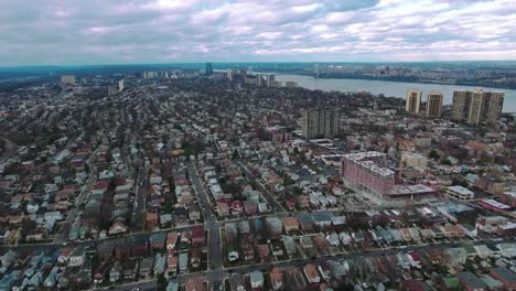 Cliffside-Park-NJ-Flyover-de-edificios-hacia-puente-de-GW