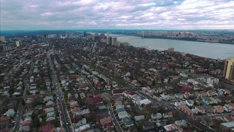 Cliffside-Park-NJ-tiro-aéreo-dirigido-más-hacia-el-puente-de-GW