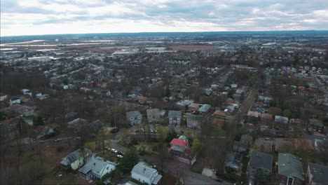 Cliffside-Park-NJ-Flyover-tiro-de-casas-con-cielo-parcialmente-nublado