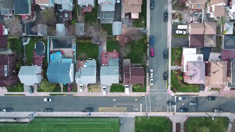 Cliffside-Park,-NJ-Overhead-Schuss-von-Gebäuden-Schule-Feld-aufsteigend