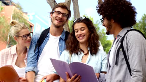 Freunde,-die-beim-Lesen-von-Büchern-zu-interagieren