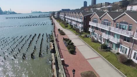 Niedrige-Antenne-Shoreline-Überführung-von-Eigentumswohnungen-am-River-Road-NJ-Hudson-County