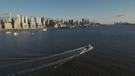 Folgenden-Boot-auf-Hudson-River-Uptown-Manhattan-anzeigen