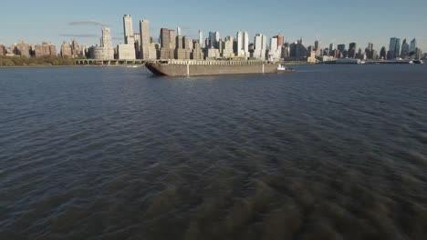 Fliegen-Sie-in-Richtung-Uptown-Manhattan-vorbei-Öltanker-&-Schlepper-auf-Hudson-River