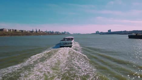 Después-Ferry-hacia-el-norte-en-el-río-Hudson