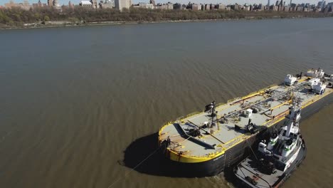Straßenüberführung-Öltanker-neben-Schlepper-auf-Hudson-River