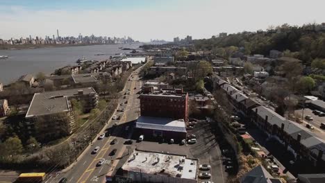 Toma-aérea-Cliffside-Park-de-la-calle-con-el-río-Hudson-y-Manhattan-en-la-vista