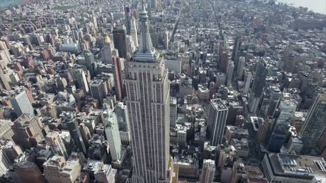 Antena-Nueva-York-arriba-a-tiro-frontal-de-Empire-State-viendo-el-centro-de-la-ciudad