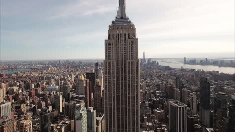 Antena-Nueva-York-Diagonal-tiro-con-empujando-la-torre-de-la-libertad-hacia-fuera-en-el-fondo