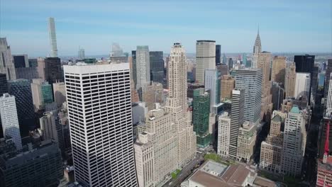 Biblioteca-de-Nueva-York-Midtown-Park-con-el-edificio-Chrysler-y-432-Park-Ave-en-fondo