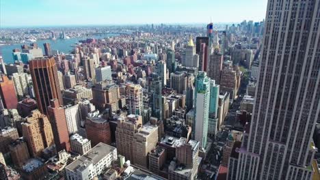 New-York-City-Midtown-Antenne-des-Empire-State-Building-mit-anderen-Gebäuden-auf-der-Rückseite