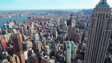 Empire-State-Building-de-Nueva-York-Midtown-antena-lenta-decente