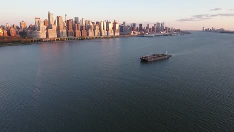 Puesta-de-sol-tiro-con-aceite-plataforma-nave-en-el-río-Hudson-con-la-ciudad-de-Nueva-York-en-vista