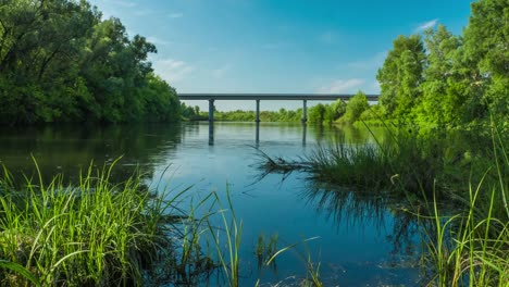 Brücke-über-den-Fluss-der-Bewegung-der-Maschinen-Natur-Sonne-Urlaub-timelapse