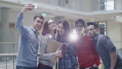 Gruppe-von-jungen-multi-ethnischen-Studenten-nutzen-ein-Tablet-Computers-in-einer-Universität.