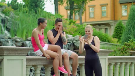 Friends-having-fun-together-outdoor.-Young-friends-laughing-in-park