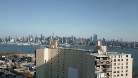 Luftbild-Fliegen-über-ein-Gebäude-mit-Panoramablick-auf-Manhattan-4K