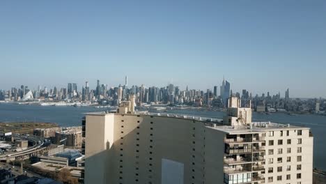 Vista-aérea-Volando-sobre-un-edificio-que-descubre-la-vista-panorámica-de-Manhattan-4K