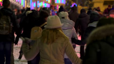 Konzept-Winter.-Menge-an-Night-Skating-Rink.-Fallenden-Schnee.-Weihnachtstage-Unschärfe