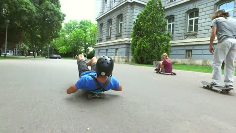 Cooler-Typ-Longboarding-liegen,-Spaß-mit-Freunden