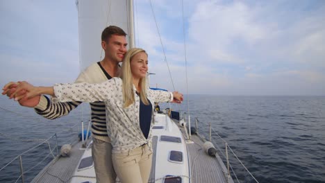 Junges-Ehepaar-mit-romantischer-Zeit-auf-einer-Yacht-im-Meer.