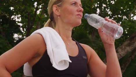 Mujer-agua-potable-después-de-correr.