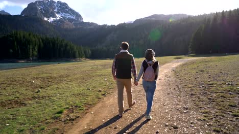 joven-pareja-caminando-por-el-lago