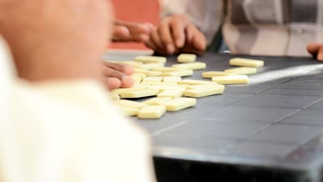 Gruppe-von-alten-Freunden-Senioren-Herren-Personen-spielen-Domino