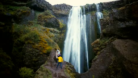 Vista-aérea-del-grupo-de-turistas-disfrutando-de-las-vistas-de-la-cascada-de-Gljufrabui-en-Islandia.-Amigos-felices-después-de-senderismo