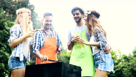 Amigos-de-pasar-tiempo-en-la-naturaleza-y-con-barbacoa