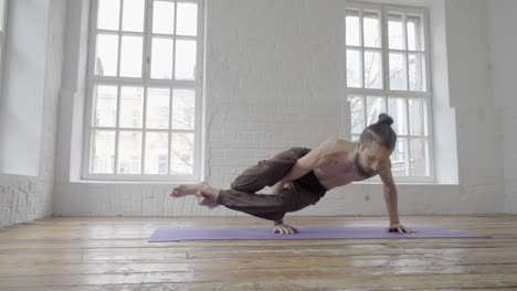 joven-deportivo-haciendo-ashtanga-yoga