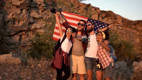 Viajeros-felices-tomando-selfie-con-bandera