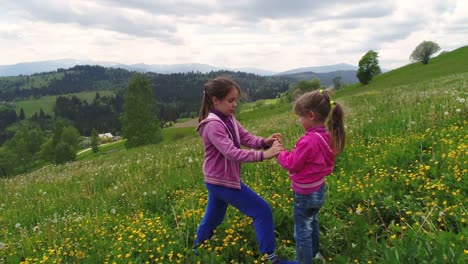 Kinder-spielen-auf-einer-blühenden-Wiese-vor-dem-Hintergrund-der-Karpaten