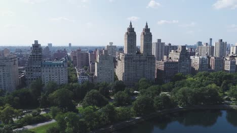 Aerial-view-of-Manhattan-buildings-and-central-park