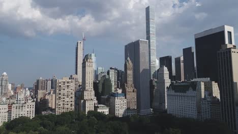 Vista-aérea-de-los-edificios-de-Manhattan-y-central-park