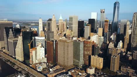 Vista-aérea-del-distrito-de-Manhattan-en-Nueva-York,-América.-Drone-volando-sobre-la-ciudad-cerca-del-río-del-este