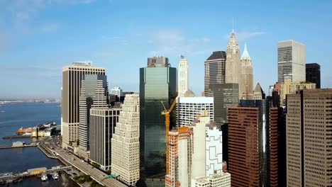 Vista-aérea-de-Nueva-York,-América.-Drone-volando-sobre-los-rascacielos-en-la-orilla-del-río-East,-Manhattan